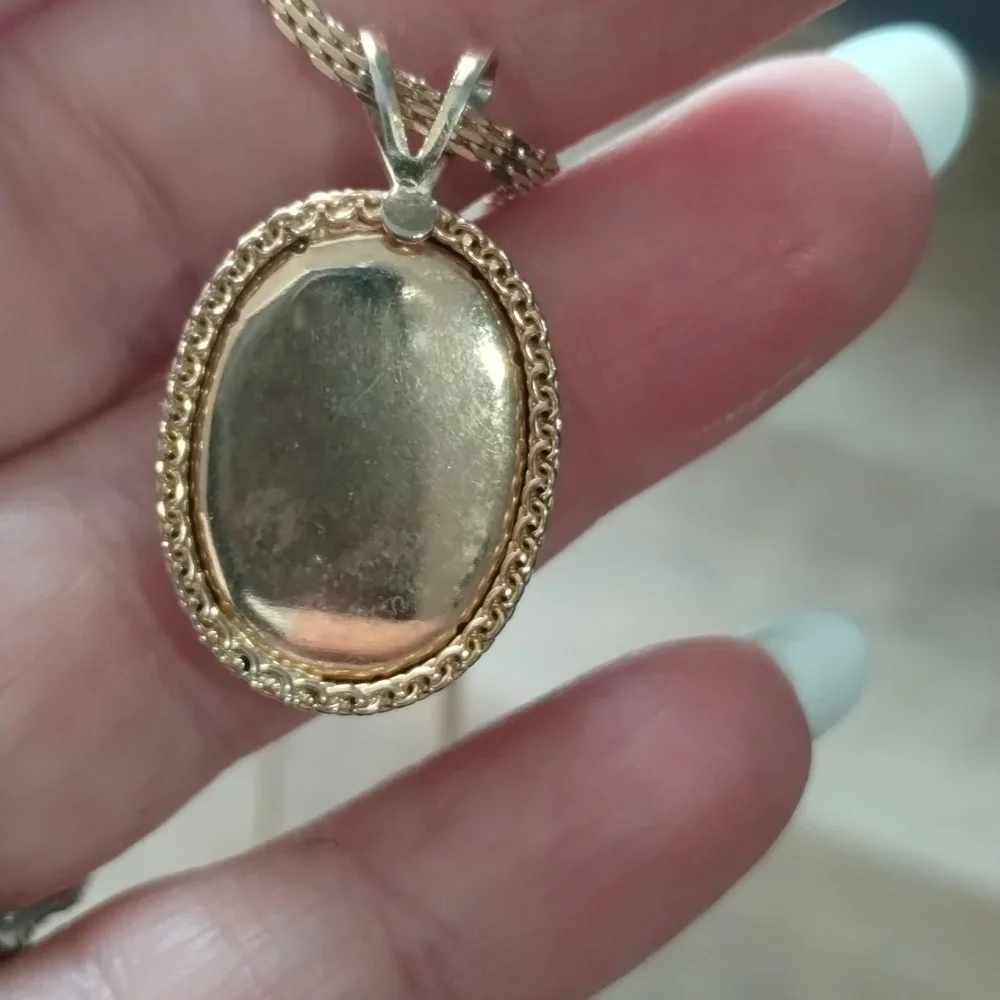 Vintage cameo silhouette necklace, gold color - Picture 3 of 5